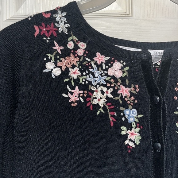 VTG-fashion bug-26/28-black-floral,button down, embroidered, cardigan sweater. - Picture 4 of 14